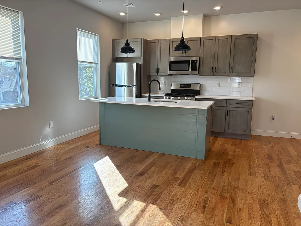 Building Photo - 151 Crescent St #302