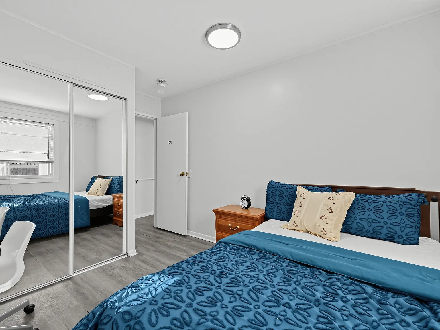 7 bed, 2200 sqft, $500 — Photo 1