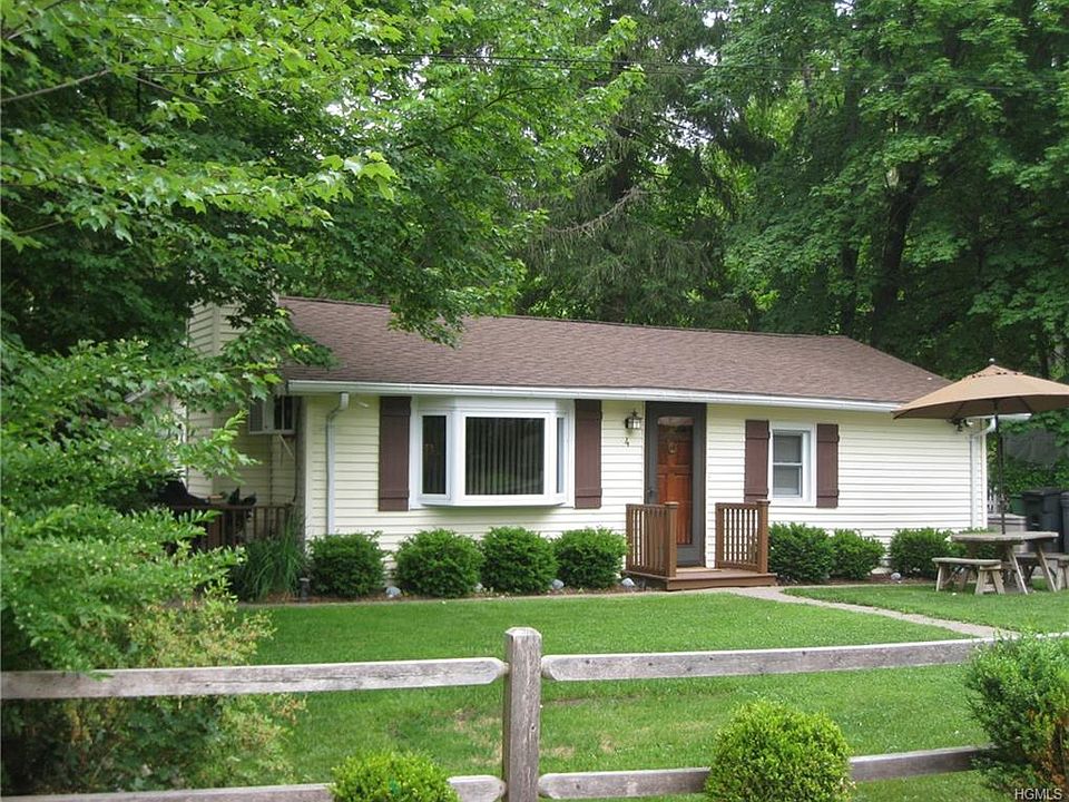 1st image of 4 Orchard Dr
