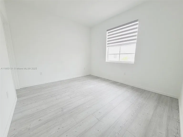 541 NE 4th Ln — Photo 11