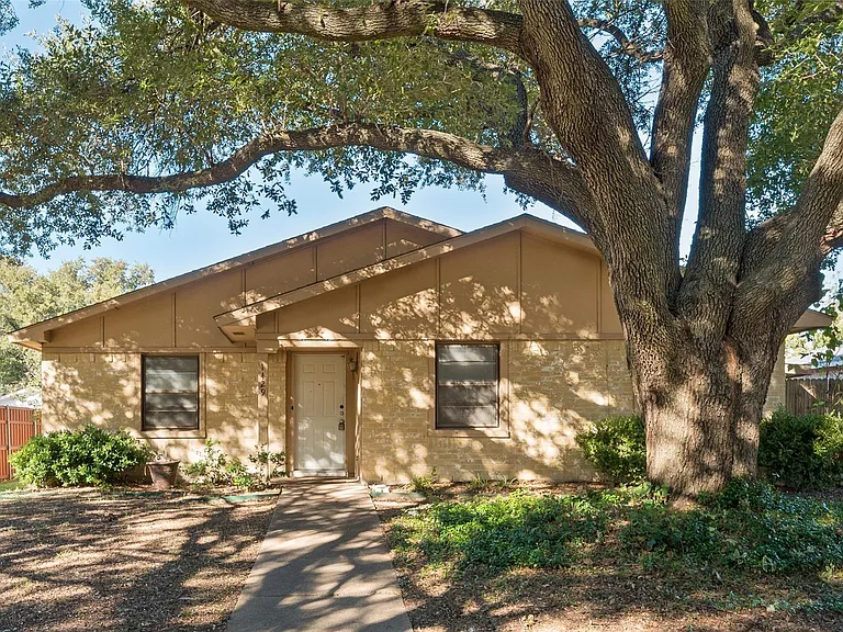 1429 Whitehall Dr — Photo 1