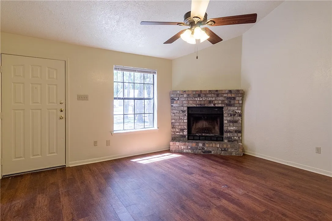 3 bed, 1093 sqft, $1,295 — Photo 3