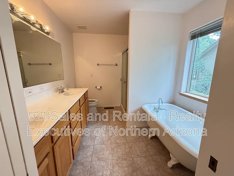 1808 W University Ave — Photo 8