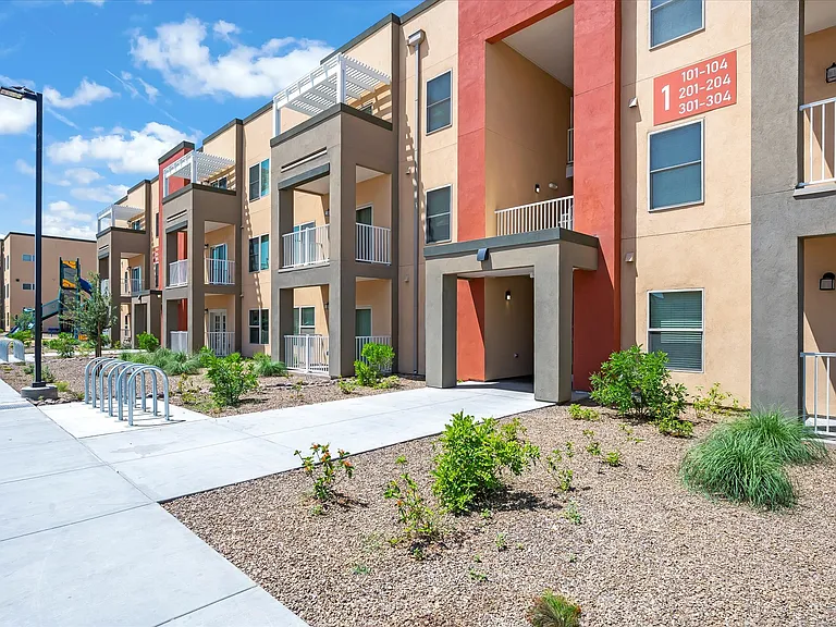 Lynne Village Apartments — Photo 4
