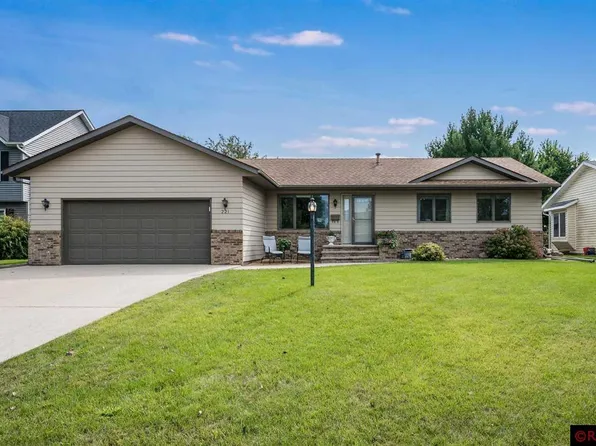 221 Wadsworth Dr, Mankato, MN 56001