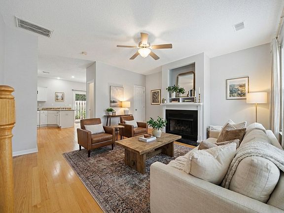 3rd image of 102 Tuscany Ct