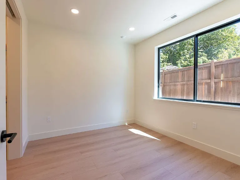 818 E 22nd Ave — Photo 21