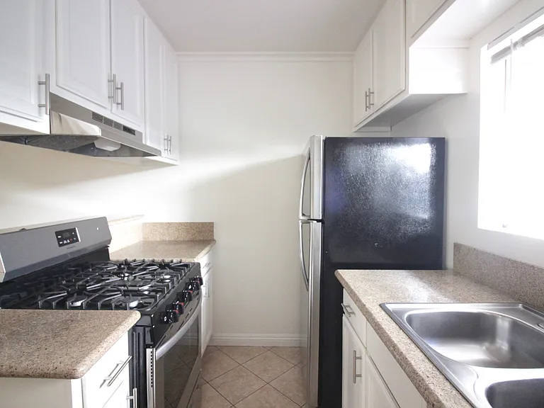 4000 Sequoia St — Photo 4