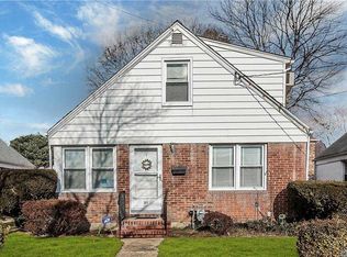 31 Blossom Row, Valley Stream, NY 11580