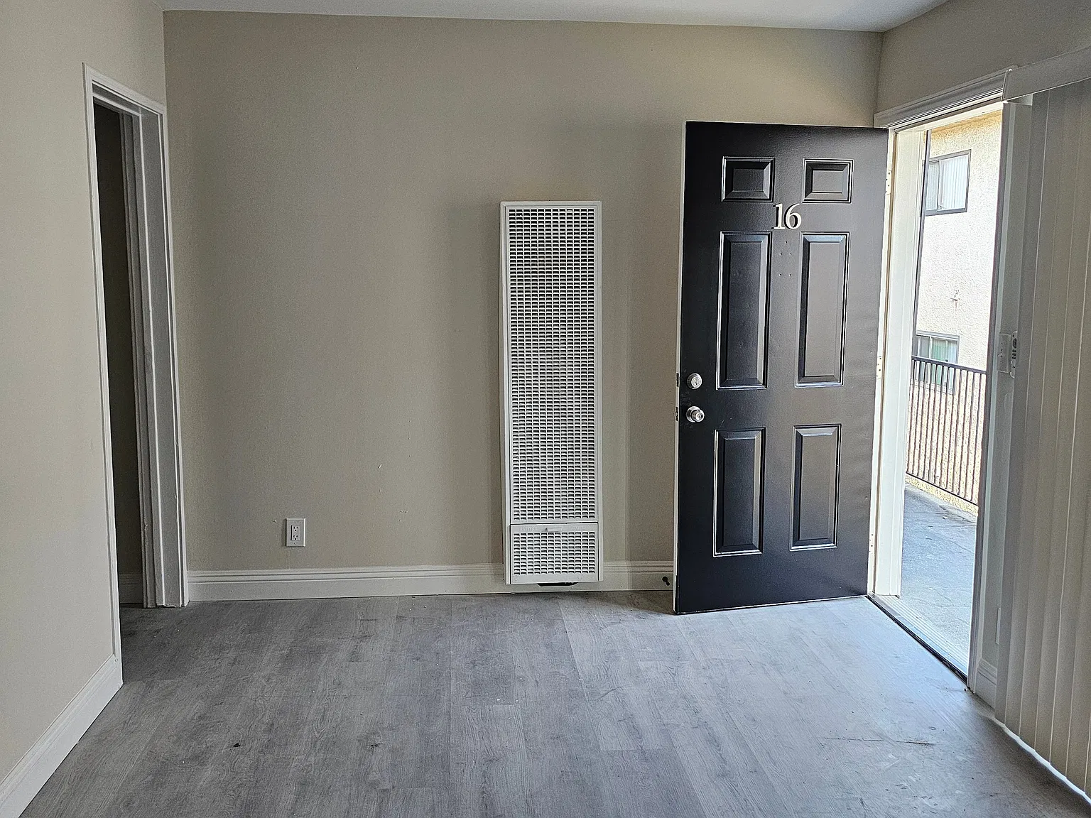 Las Palmas Apartments — Photo 2