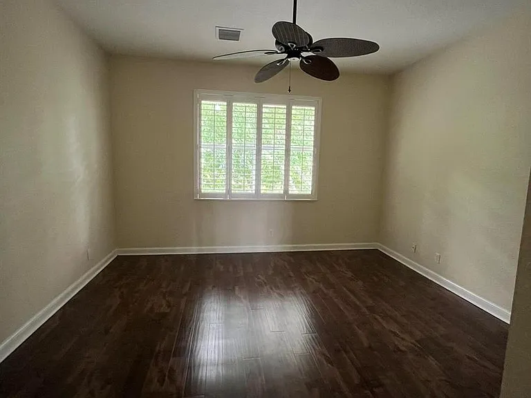 404 SE Bloxham Way — Photo 18