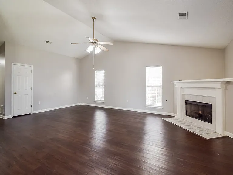 1708 Cherry Creek Dr — Photo 4