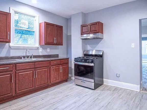 4th image of 811-815 Parker St #2