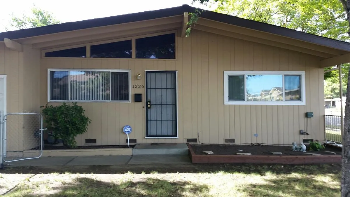 2 bed, 805 sqft, $1,800 — Photo 2