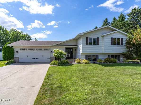 2502 S 36th St, Grand Forks, ND 58201