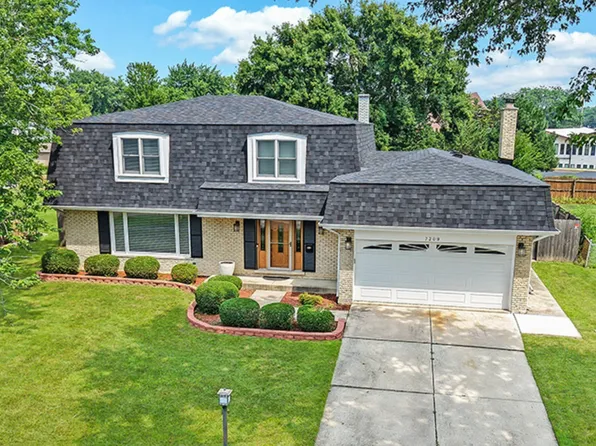 7209 Grant St, Darien, IL 60561