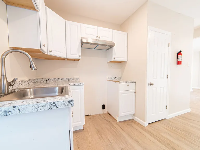 730 E Montrose St — Photo 8