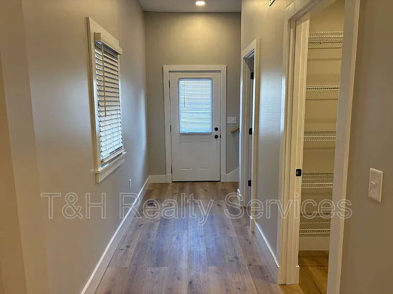 529 N Highland Ave — Photo 10