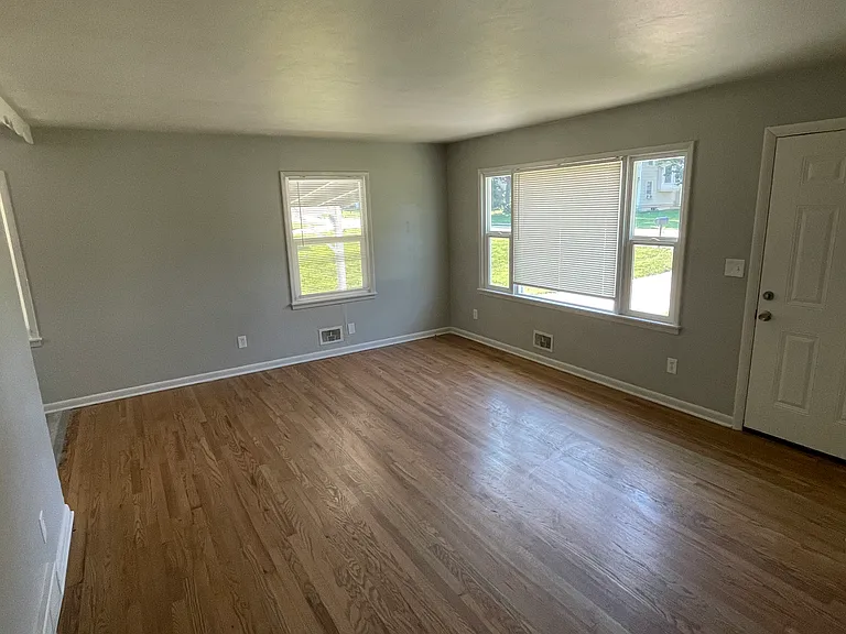 409 W Walnut St #B — Photo 2