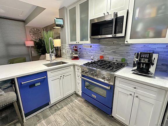 5th image of 321 10th Ave Unit 305