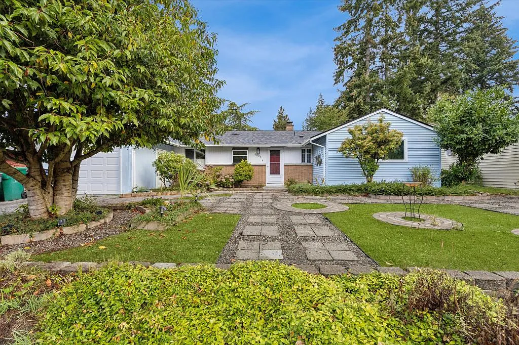 Mountlake Terrace 3 Bedroom + Bonus Room w/ Large Backyard - 3 bedrooms + den — Photo 1