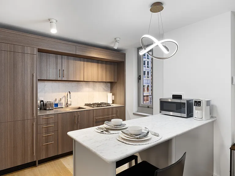 234 E 46th St #702 — Photo 2