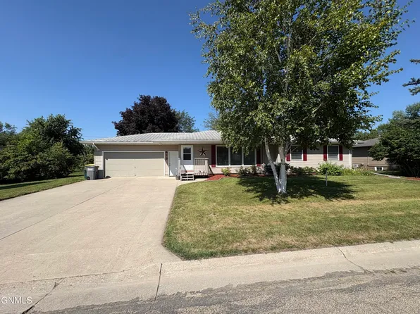 415 6th St N, Ellendale, ND 58436