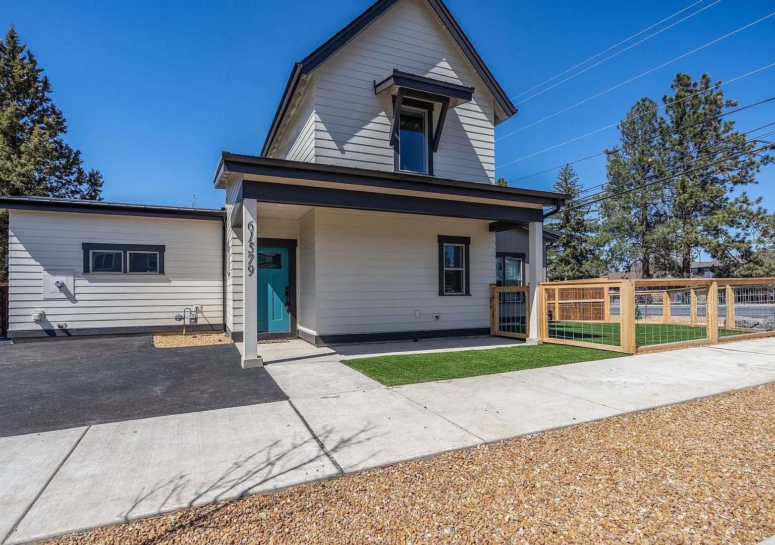 Modern Home with Hot Tub, Game Room & 2 King Suites. 60 day minimum — Photo 4