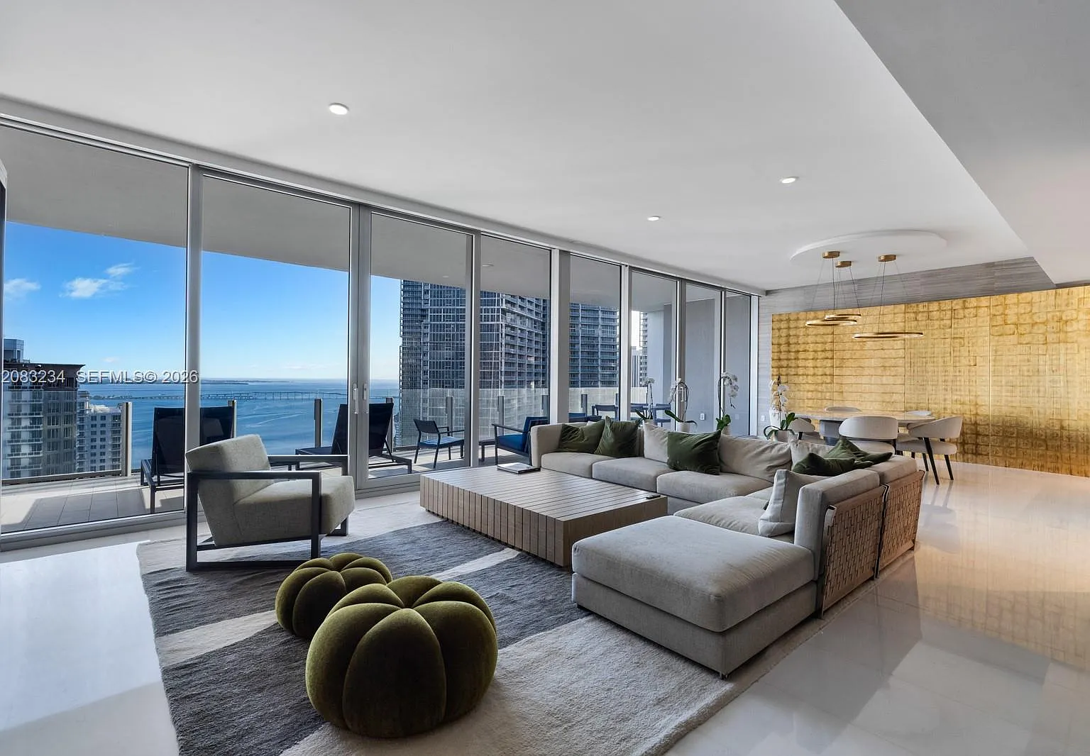 Aston Martin Condo — Photo 1