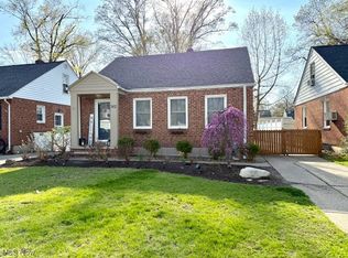 562 Huntmere Dr, Bay Village, OH