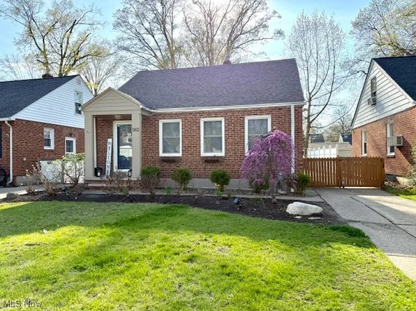 562 Huntmere Dr, Bay Village, OH 44140