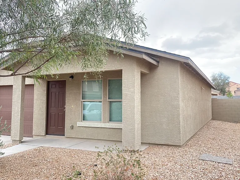 194 E Watson Pl — Photo 1