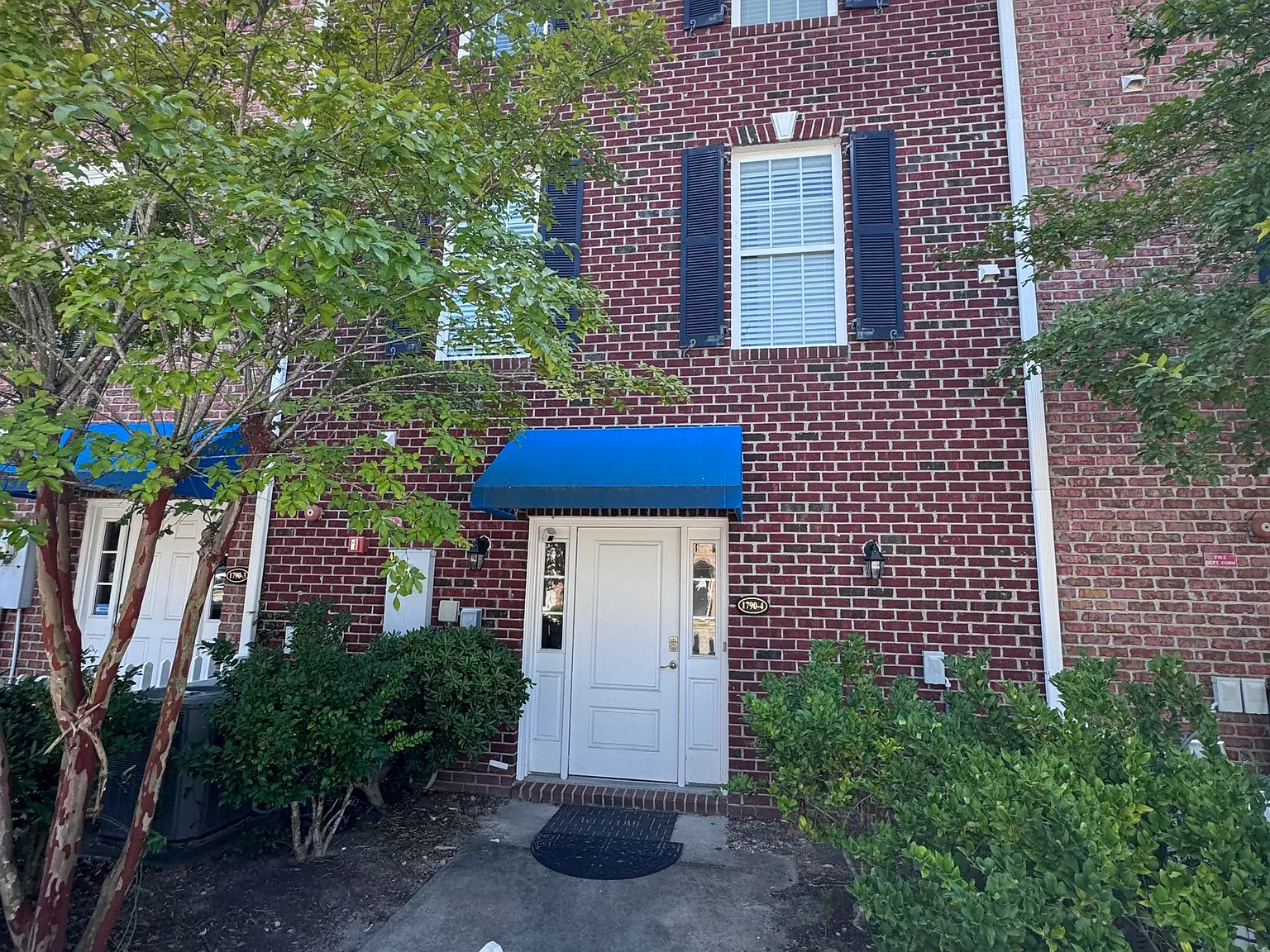 3 bed, 2.5 bath, $2,400 — Photo 1