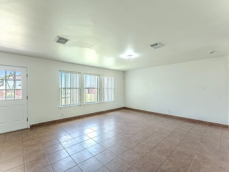1339 Diamond Blf — Photo 2