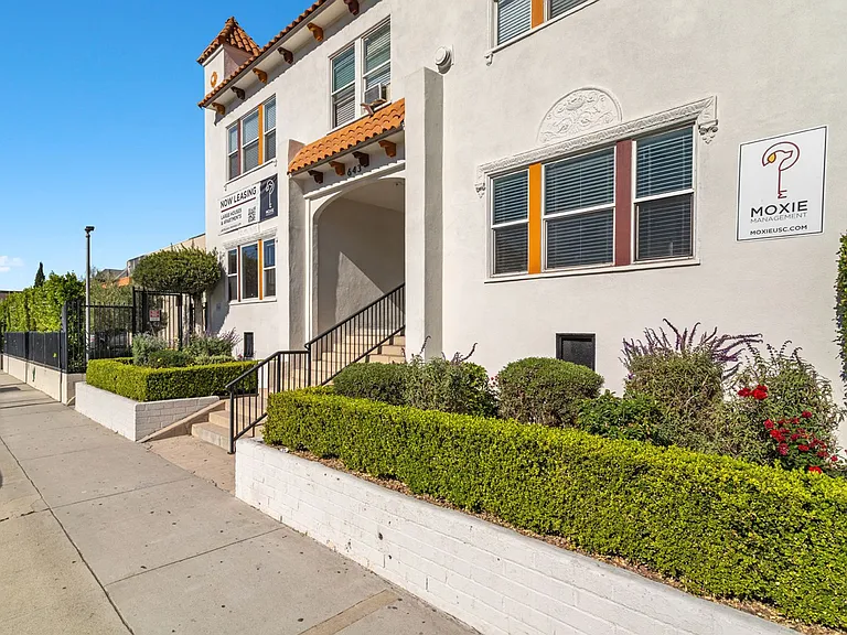 643 W 30th Street — Photo 5