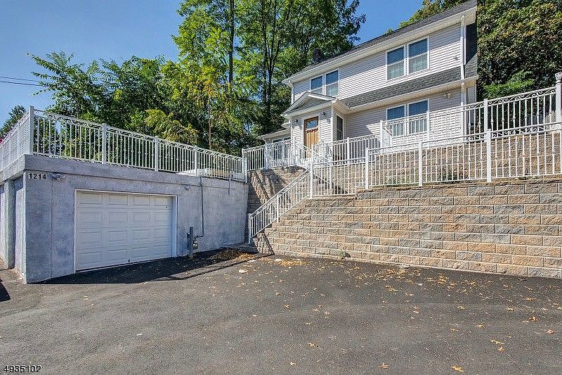 House w/attached garage