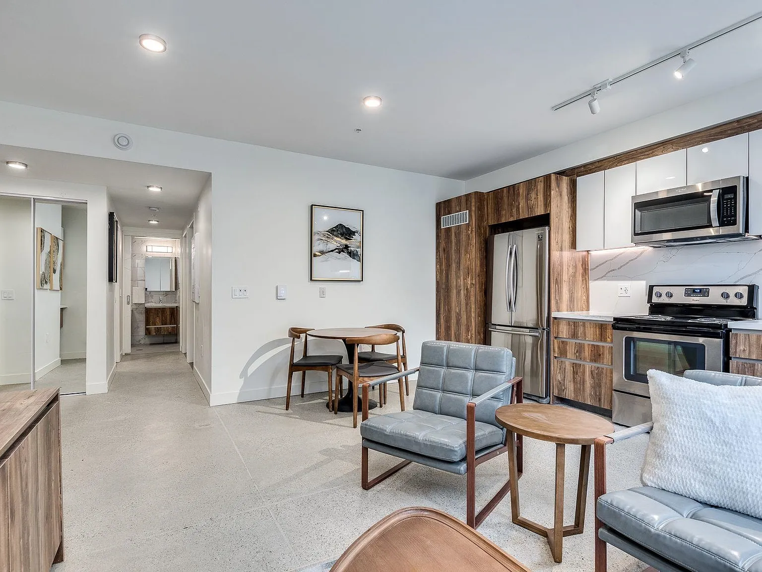 2 bed, 692 sqft, $3,890 — Photo 4