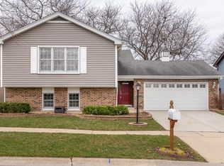 162 Hastings Mill Rd, Streamwood, IL 60107