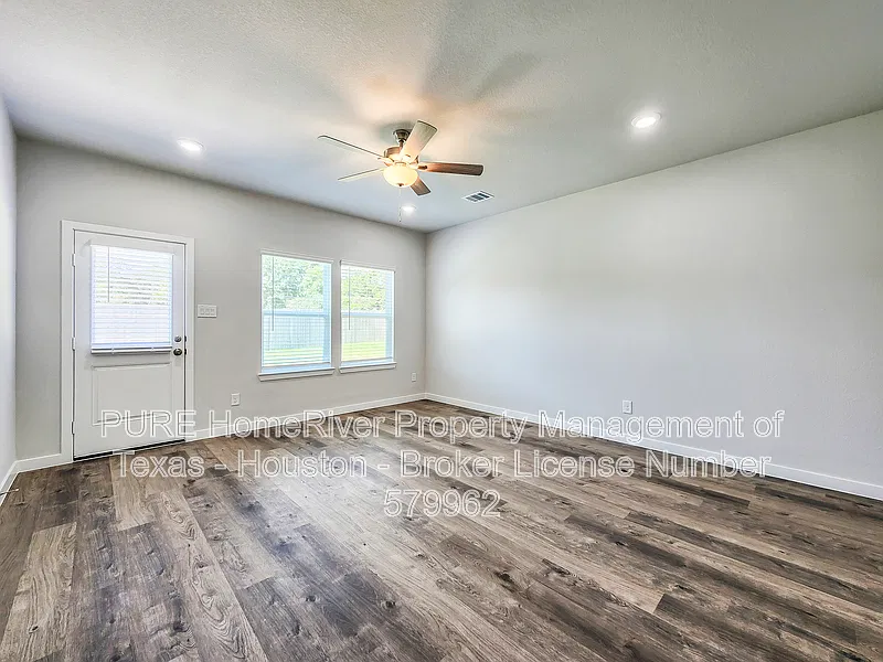5 bed, 3.0 bath, 2439 sqft, $2,445 — Photo 2