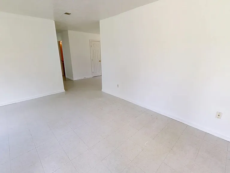 1112 Pinder Ln — Photo 2