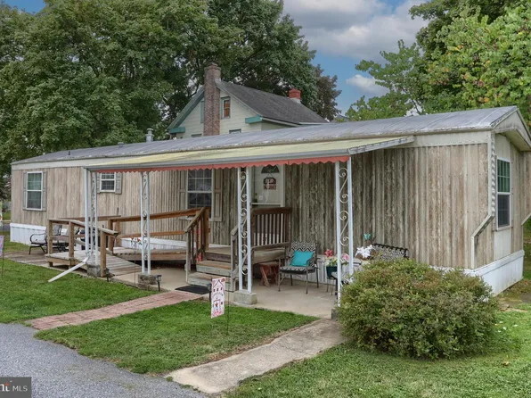 37 S Parish Ave, Newmanstown, PA 17073