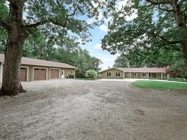2126 S Falls Dr, Pella, IA 50219