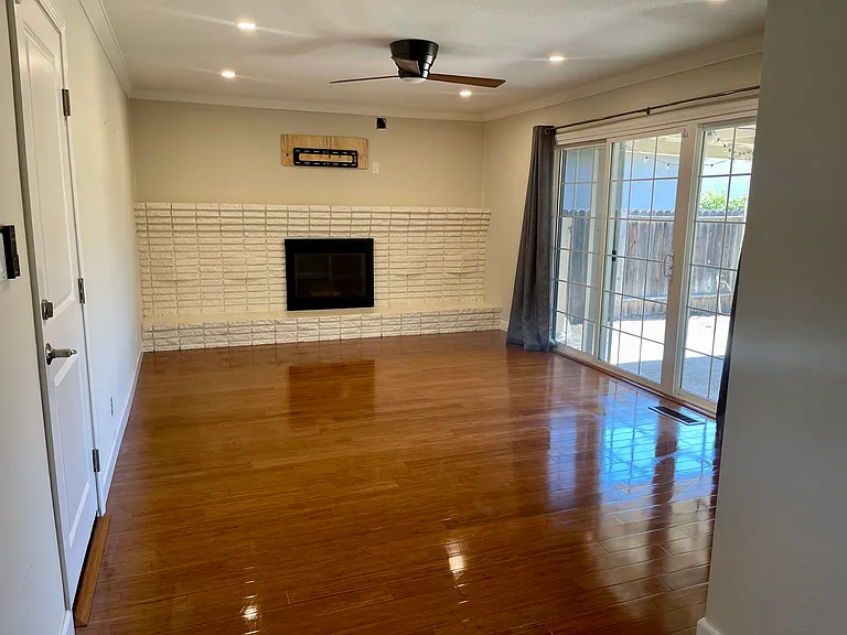 619 Lorren Way — Photo 3