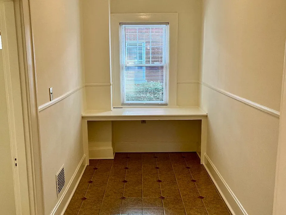 Breakfast Room w/counter