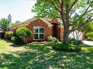 910 Winston Dr, Euless, TX 76039