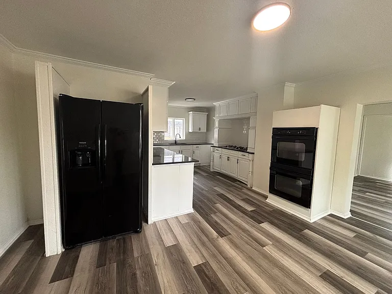 655 S Hillside St — Photo 1