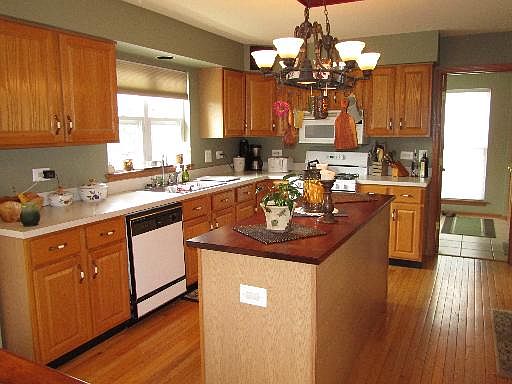 3rd image of 728 N Waterford Dr