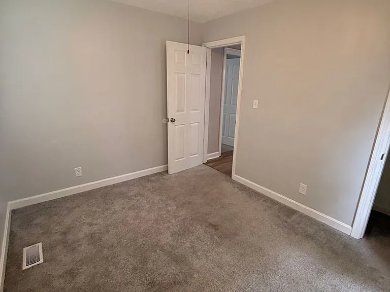 5015 Wellsworth Ave — Photo 10