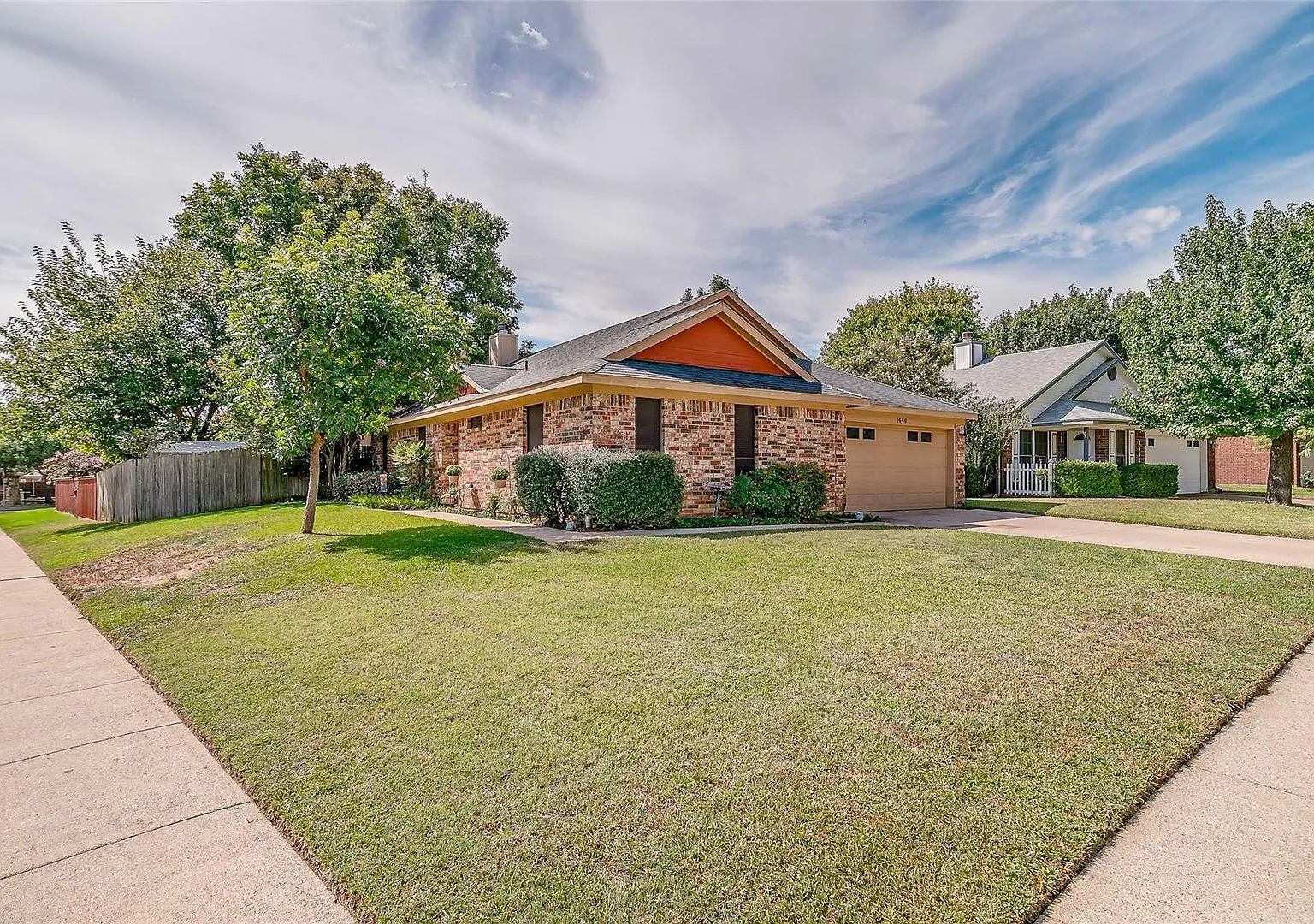 Grapevine Corner Lot Home — Photo 1