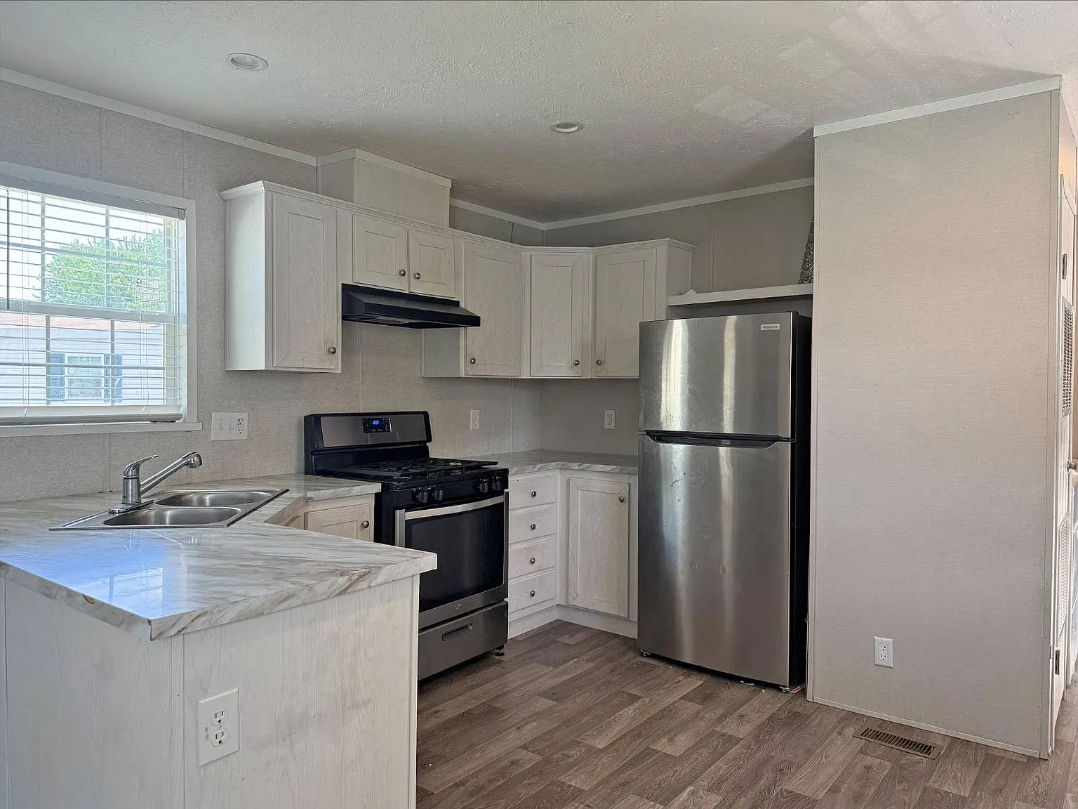 3 bed, 2.0 bath, 860 sqft, $995 — Photo 1